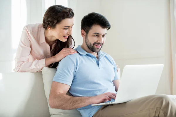 Pareja usando portátil - foto de stock