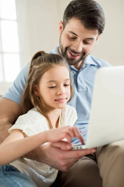 Familia usando laptop - foto de stock