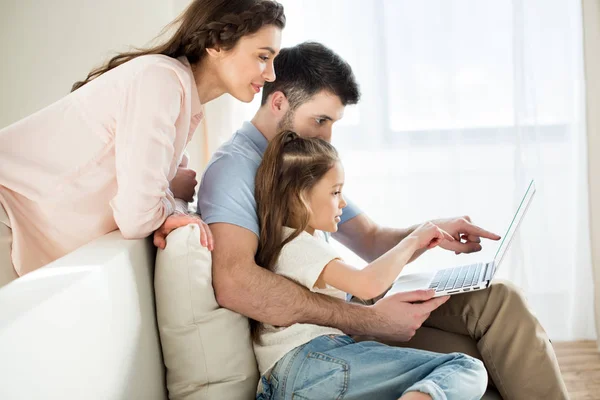 Familia usando laptop - foto de stock