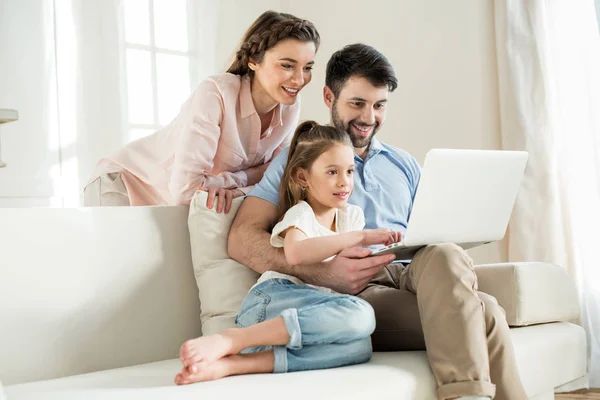 Familia usando laptop - foto de stock
