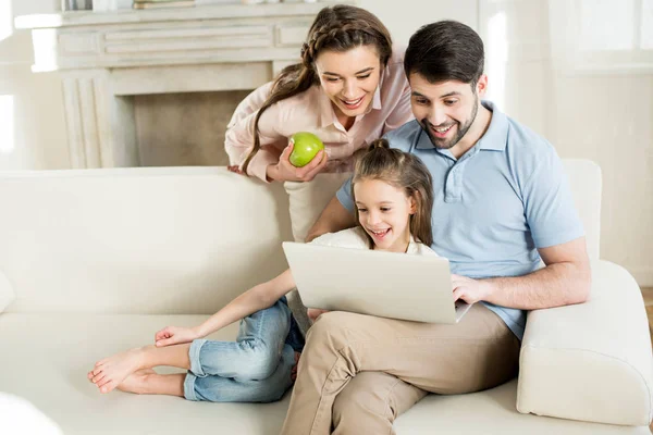 Familia usando laptop - foto de stock