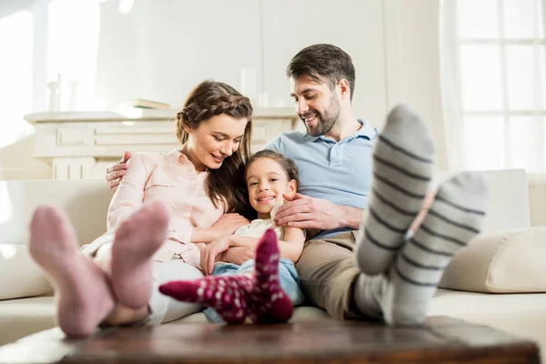 Família feliz em casa — Fotografia de Stock