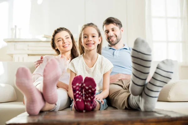 Familia feliz en casa - foto de stock