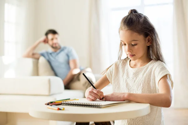 Girl drawing picture — Stock Photo