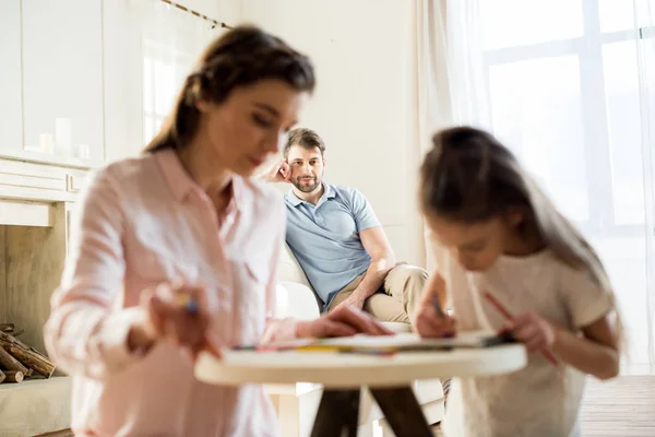 Madre che disegna con figlia — Foto stock