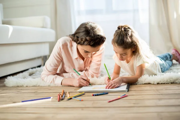 Madre che disegna con figlia — Foto stock