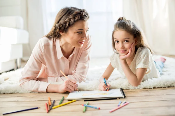 Mother drawing with daughter — Stock Photo