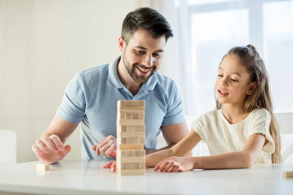 Familia jugando jenga juego - foto de stock