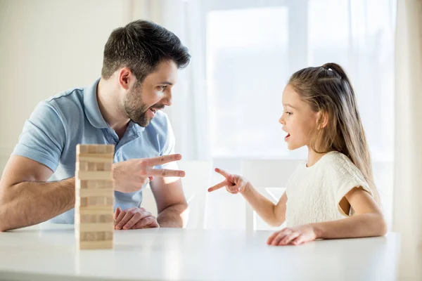 Família jogar jenga jogo — Fotografia de Stock