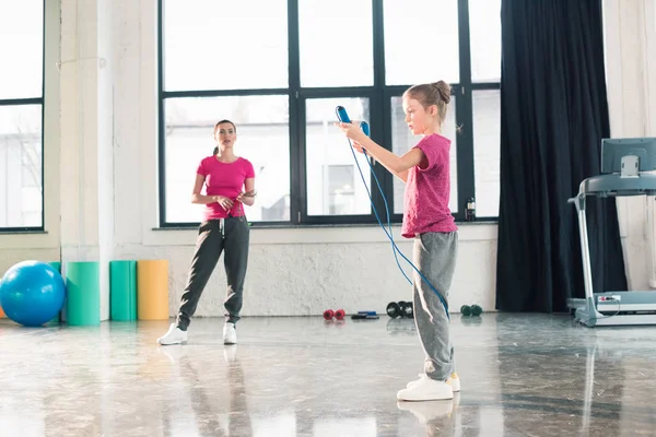 Mother and daughter with skipping rope — Stock Photo