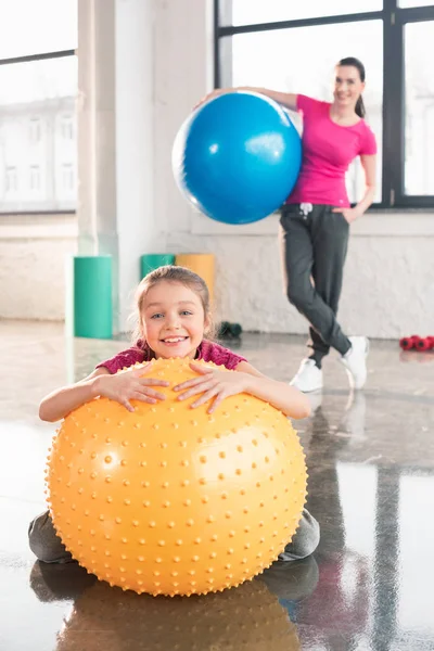 Mère et fille avec des boules de fitness — Photo de stock