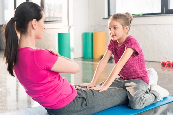 Mother and daughter in gym — Stock Photo
