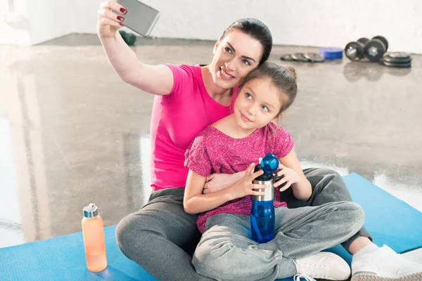 Madre e figlia taking selfie — Foto stock