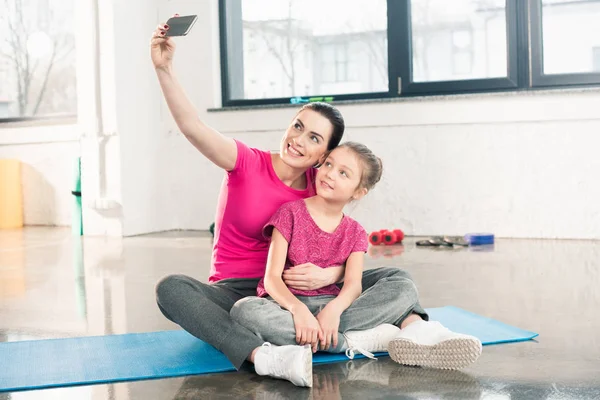 Madre e figlia taking selfie — Foto stock