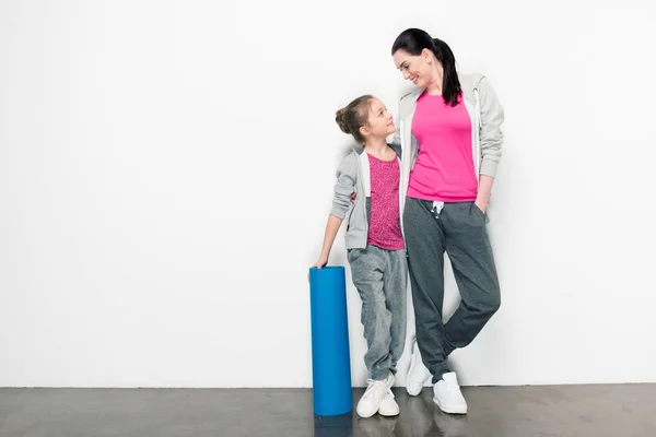 Mãe e filha com tapete de ioga — Fotografia de Stock