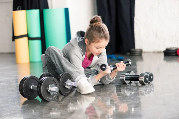 Girl exercising with dumbbells — Stock Photo