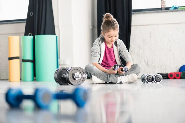 Girl exercising with dumbbells — Stock Photo