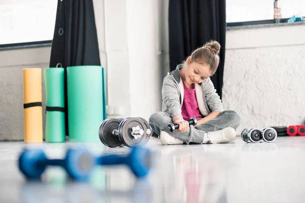 Menina exercício com halteres — Fotografia de Stock