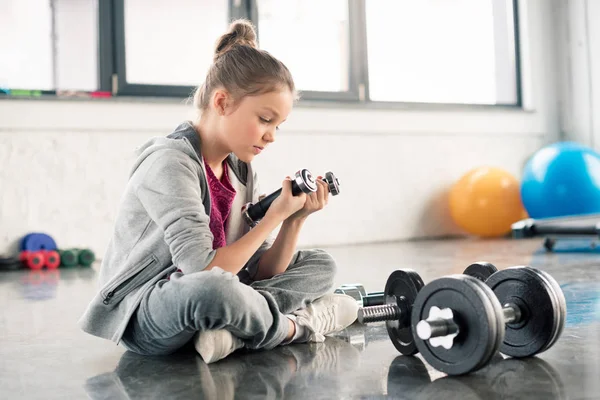 Chica haciendo ejercicio con pesas - foto de stock