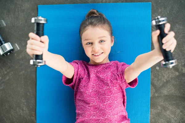 Menina exercício com halteres — Fotografia de Stock