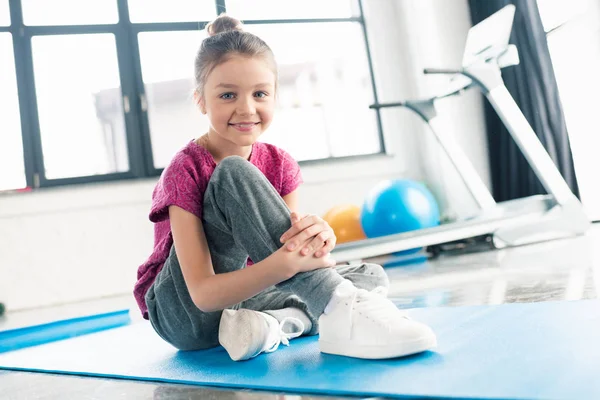 Adorable chica en yoga mat - foto de stock