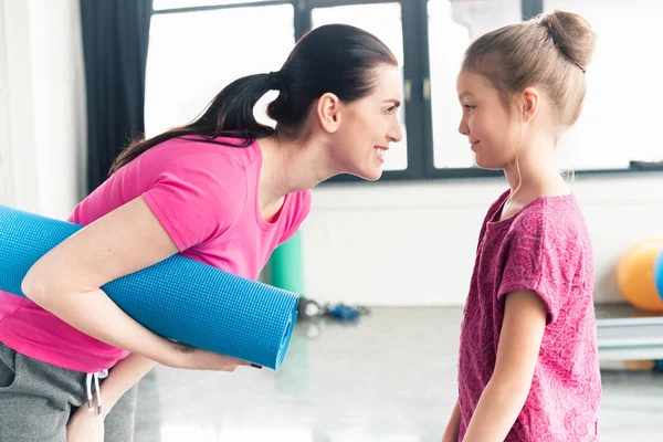 Mother and daughter in gym — Stock Photo