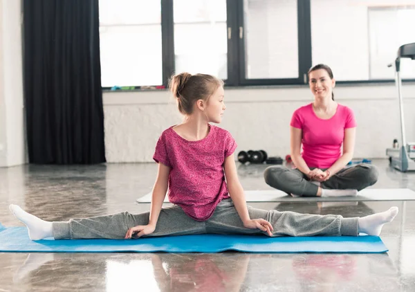 Adorabile ragazza stretching — Foto stock