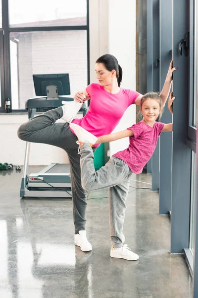 Madre e hija estiramiento — Stock Photo