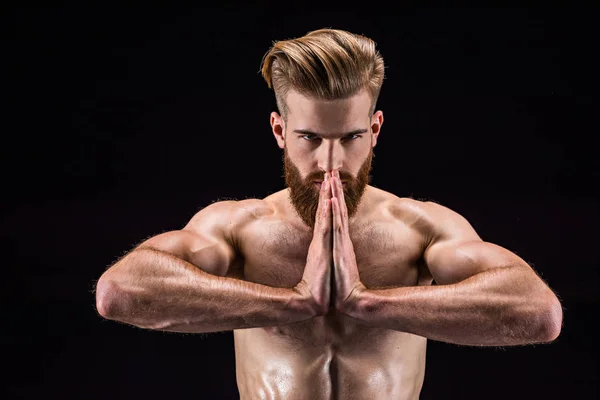 Hombre con gesto namaste - foto de stock