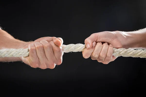 Man and woman pulling rope — Stock Photo