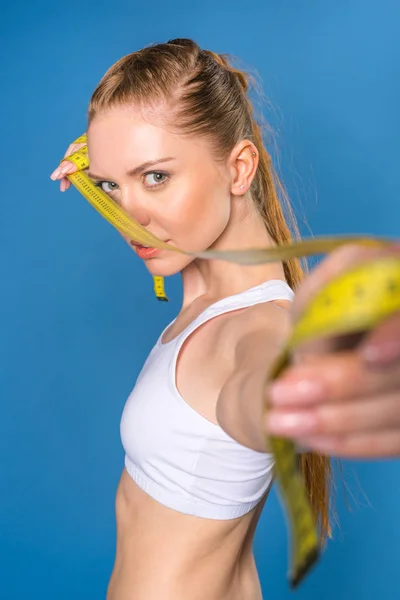 Deportista con cinta métrica - foto de stock