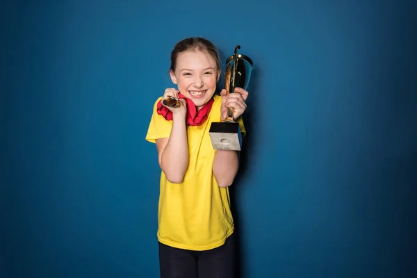 Ragazza con medaglie e trofeo — Foto stock