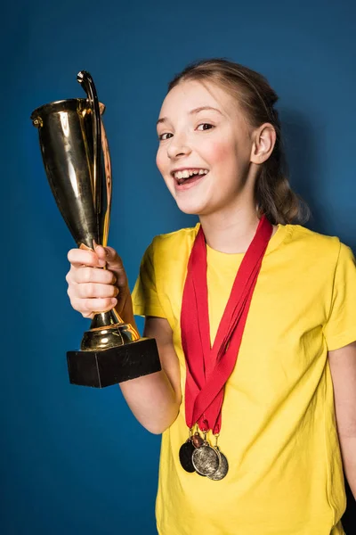 Ragazza con medaglie e trofeo — Foto stock