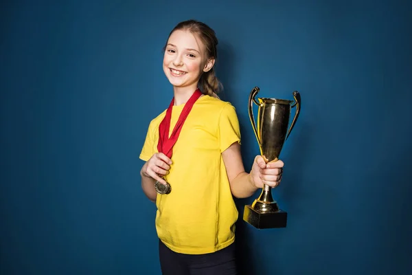 Menina com medalhas e troféu — Fotografia de Stock