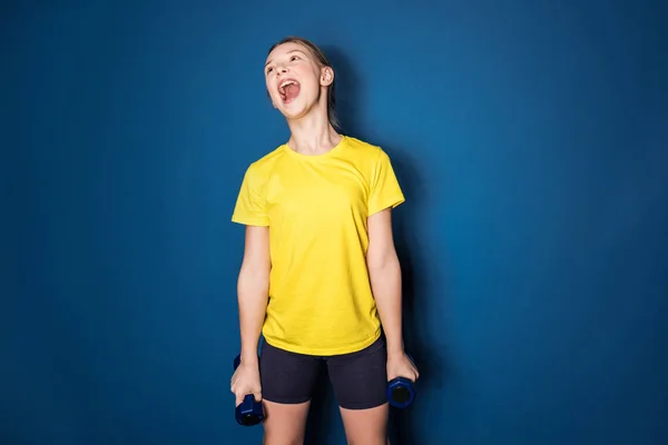 Preadolescente chica entrenamiento con mancuernas - foto de stock