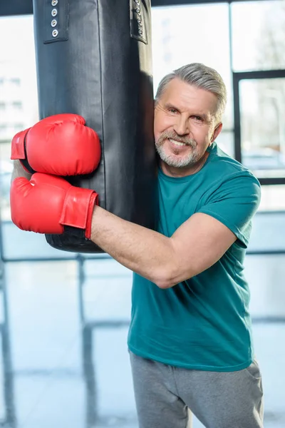 Deportista senior en guantes de boxeo - foto de stock