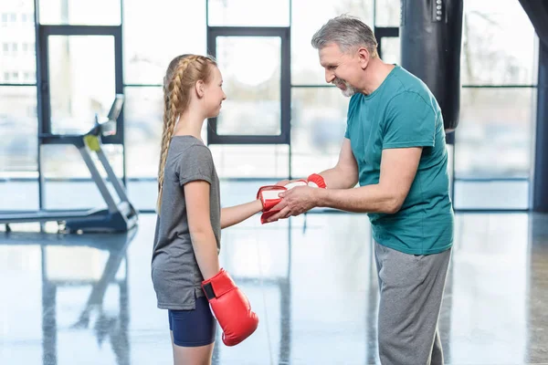 Preadolescente chica boxeo con entrenador . - foto de stock