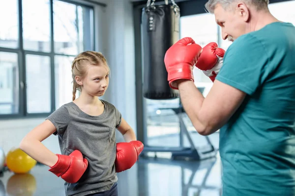 Preteen mädchen boxen mit trainer. — Stockfoto