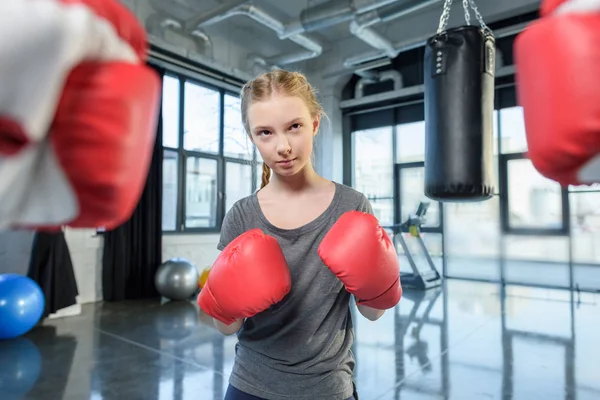 Préadolescence fille boxe avec entraîneur . — Photo de stock