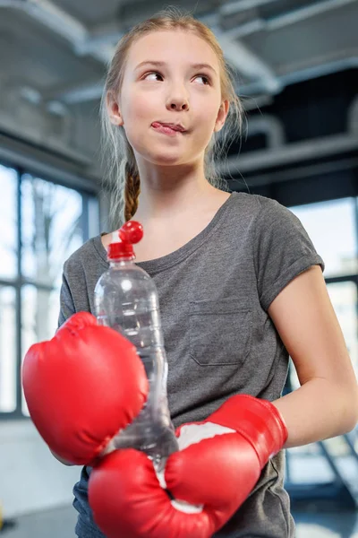 Preadolescente chica con deporte botella - foto de stock