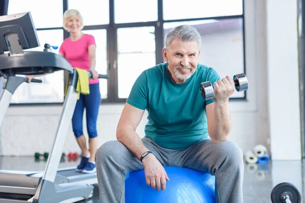 Sportif senior avec haltère — Photo de stock