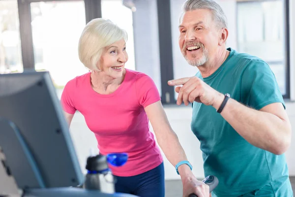 Entrenamiento de pareja mayor en cinta de correr - foto de stock