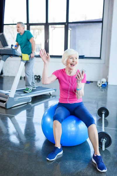 Sportiva anziana seduta sulla palla fitness — Foto stock