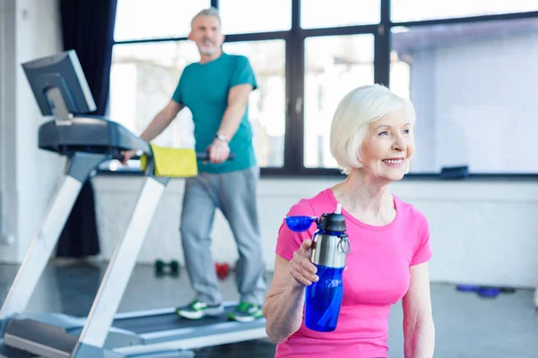 Couple de personnes âgées dans la salle de gym — Photo de stock