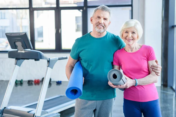 Senior couple in gym — Stock Photo