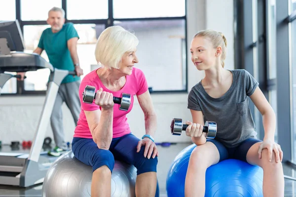 Senior woman with girl in gym — Stock Photo