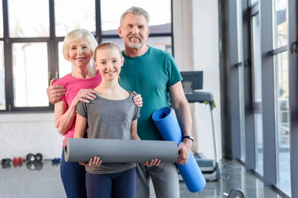 Pareja mayor con chica en el gimnasio - foto de stock