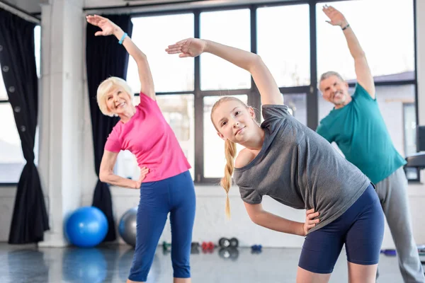 Old couple with girl in gym — Stock Photo