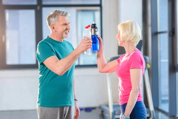 Couple drinking water in gym — Stock Photo