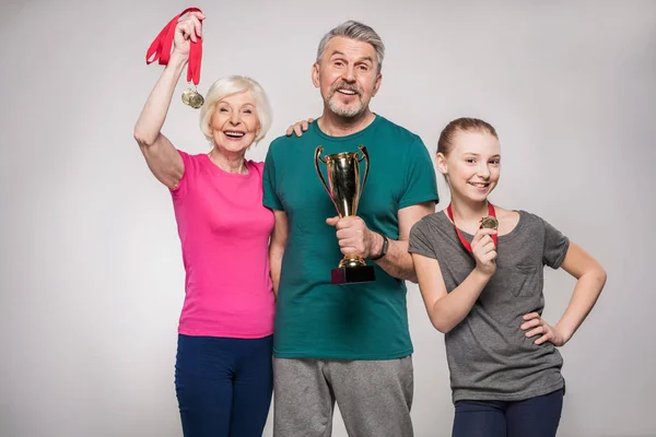 Família desportiva com troféu — Fotografia de Stock